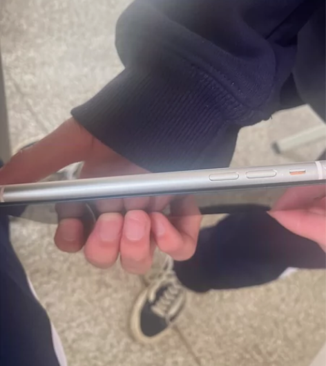 苹果11 64 G全原，换过电池，边框有点...