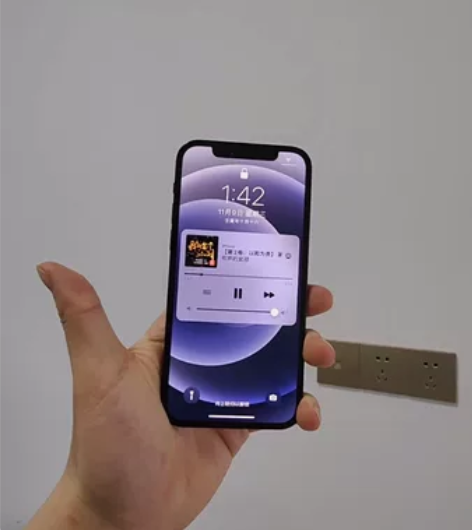 苹果12，刚出时候买的用到现在了，四角有三...