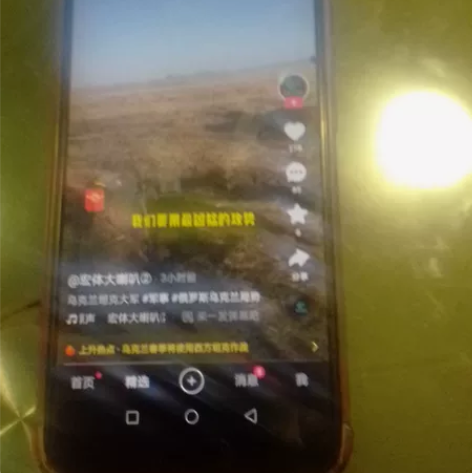 荣耀10，8G内存128的。九成新，后盖碎...