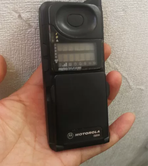 2001年的摩托罗拉手机,有喜欢情怀的,可...