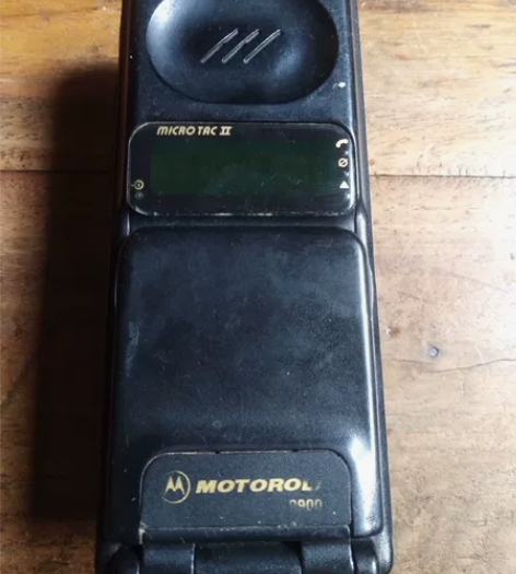 老古董大哥大摩托罗拉手机一台，体积大，厚度...