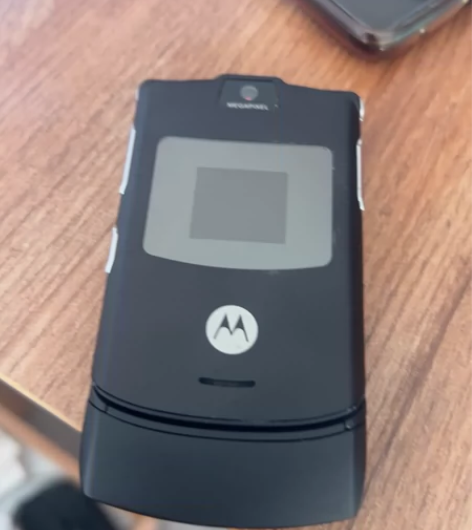 摩托罗拉情怀二手手机一部 感兴趣的话点“我...