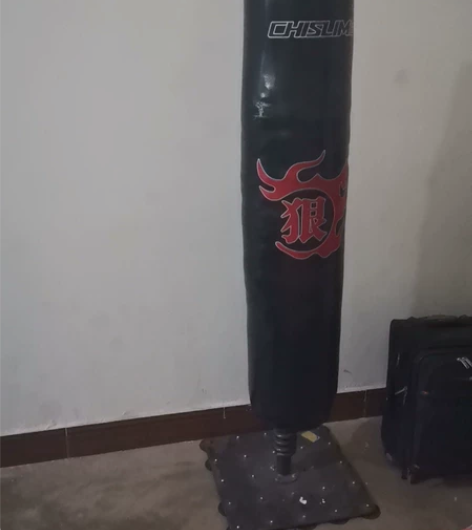 拳击沙袋 送拳套 高一米七五 谁要了直接拉...