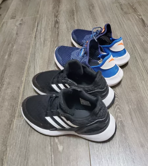 男童阿迪春秋款、安踏夏季休闲运动鞋33码，...