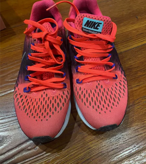 耐克女款运动鞋透气休闲 银泰商城买的 一...