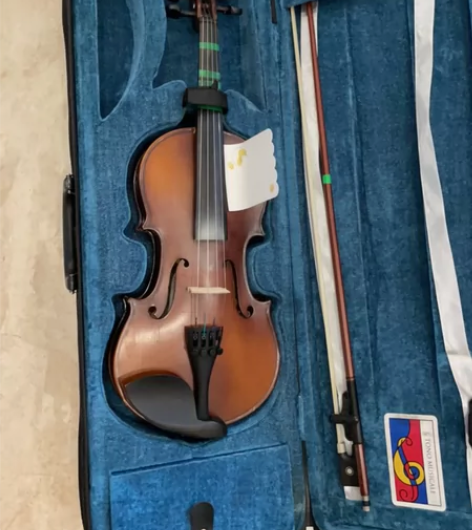 二分之一小提琴，九层新，原价一千二百元现价...