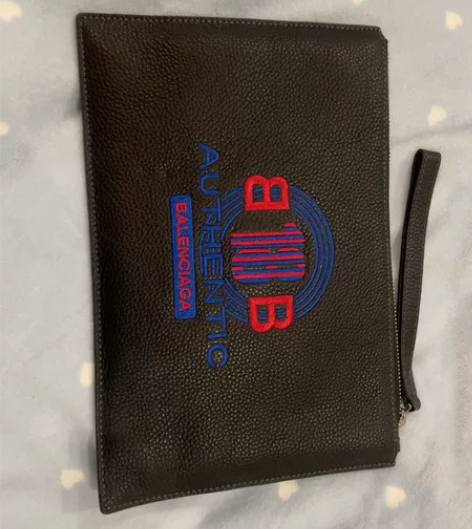 巴黎世家手拿包,朋友送的,一次没用过!尺寸...