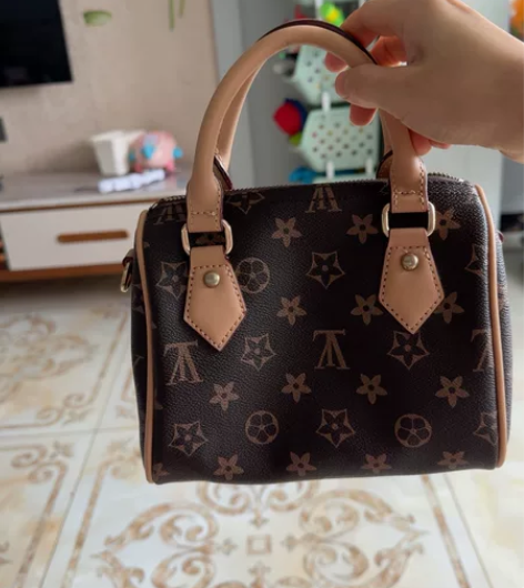 出一只女士手提包,肩带丢失,容量还可以的,...