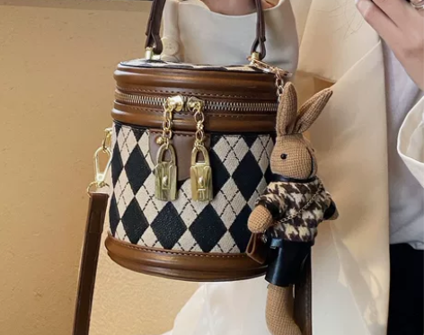 流行小包包女，春季新款时尚小众斜挎包质感菱...