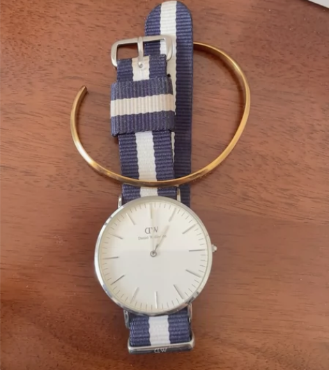 dw手表，很多年前购买的。手表电池需要更换...