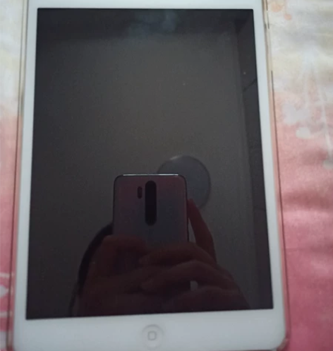 出iPad mini1 四角有磕碰 背面没...