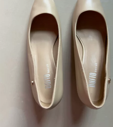 米色单鞋38码数，便宜出啦~ 感兴趣的话点...