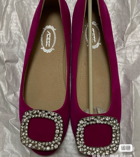 全新艾斯臣品牌玫红色平底方扣水钻休闲单鞋，...