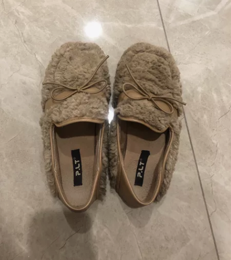 冬天平底毛绒单鞋，配拖地针织长裤比较好看，...