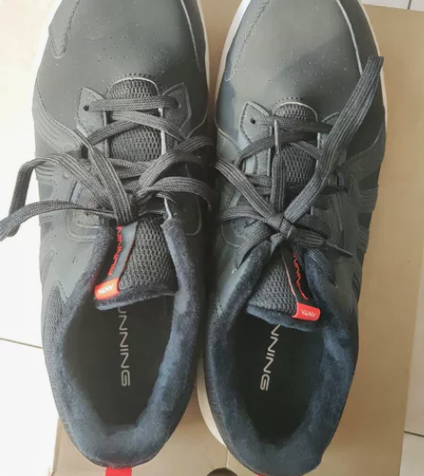 安踏棉鞋43码，学校足球队发的，试穿了一次...