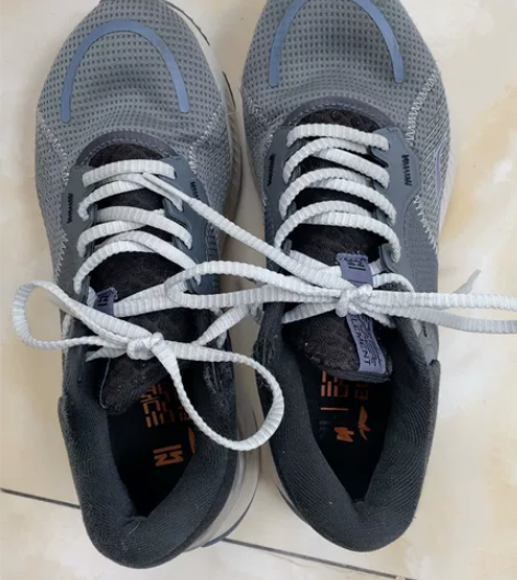 李宁跑步鞋，39码，图四为磨损处，其余地方...