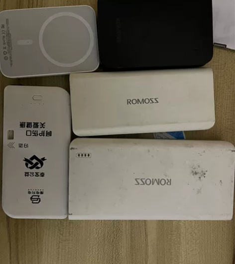 罗马式充电宝1w毫安2w毫安黑色自带三头线...