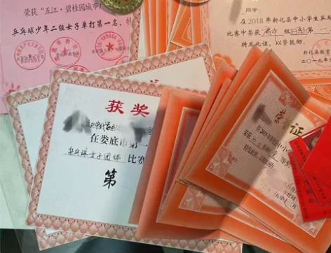 女生乒乓球对墙打 乒乓球对墙颠球50次，可...