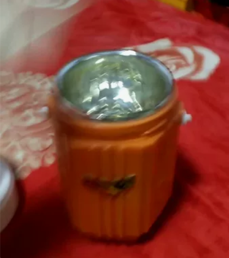 一个淮海牌大口保暖瓶，有污渍、有划痕，有使...
