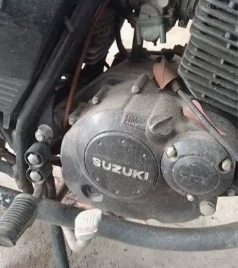 铃木复古125。放了一两个月。电池应该没电...