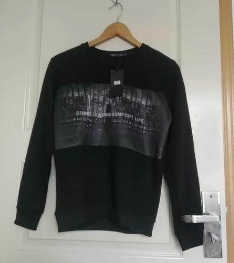 男装档囗撤店，现低价出售男式卫衣，规格有5...