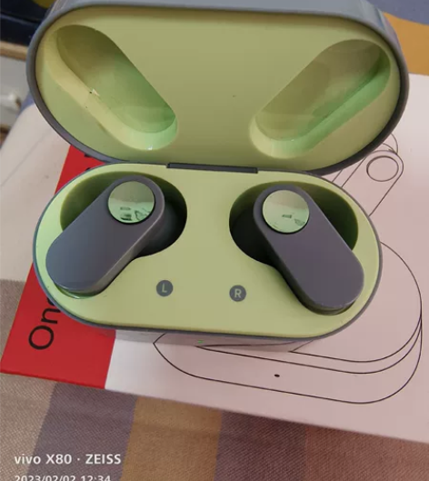 一加耳机，效果嘎嘎的，待机时间长！换别的品...