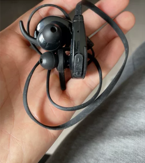 运动蓝牙耳机。我也不晓得什么牌子。应该买了...