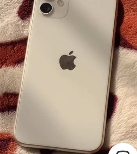 苹果11 白色 128g 双卡 换过原装电...