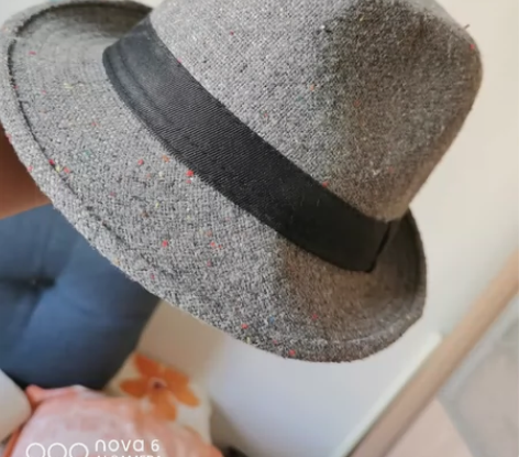 整理衣柜,吧啦出两顶帽子,礼帽全新的,20...