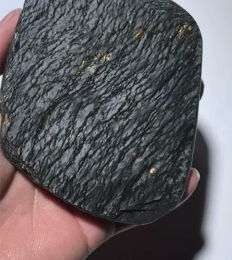 歙砚水舷坑龙鳞金星子石。银白折光，折光超强...