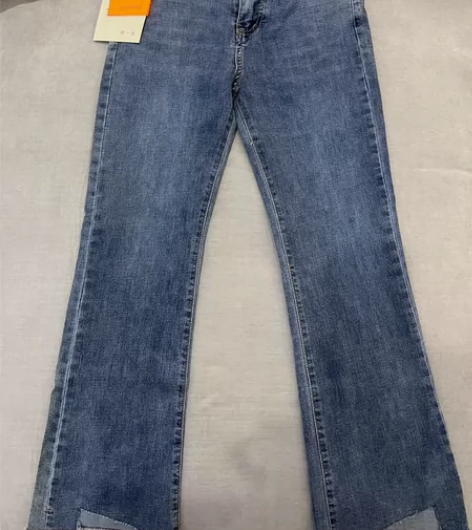 又翻出来一条没穿过的牛仔裤 小直筒裤吧应该...