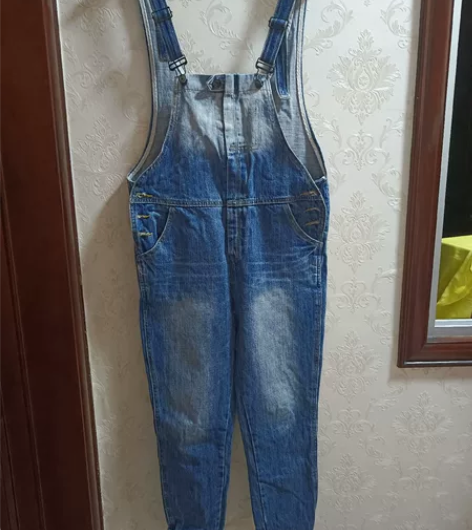 背带牛仔裤 感兴趣的话点“我想要”和我私聊...