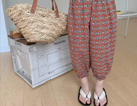 全新  女宝复古花纹束腿裤子，咖色100%...