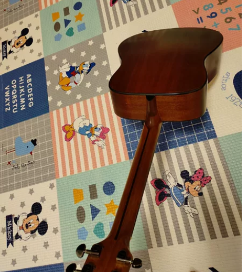 吉他没用过,不会弹,音乐老师送的,二百出掉...