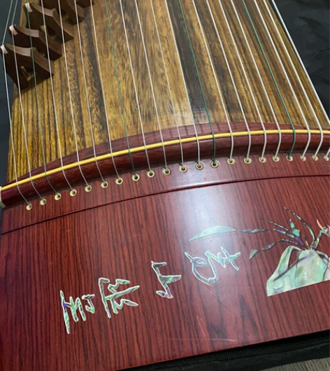 自用古筝一台 音已调好  可赠送书架和练琴...