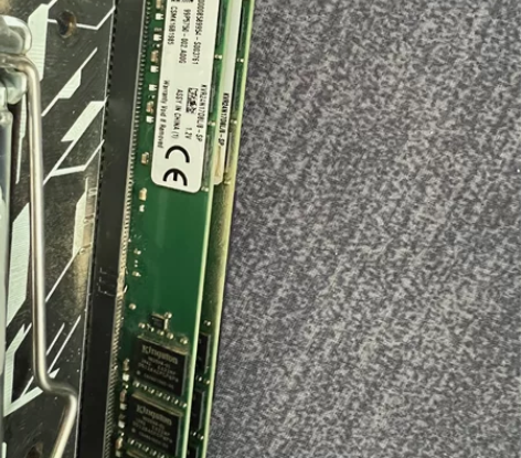 自己用的金士顿内存条2400两根单根8G内...