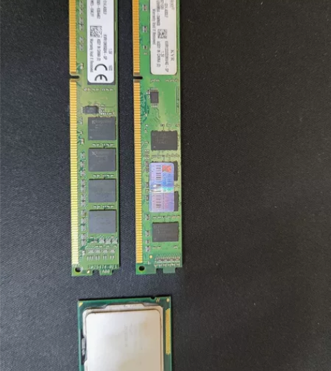 两条金士顿4G内存，一个i3cpu，东西没...