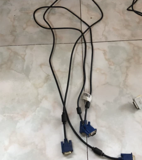 电脑电源线三根。 VGA视频线两根。dvi...