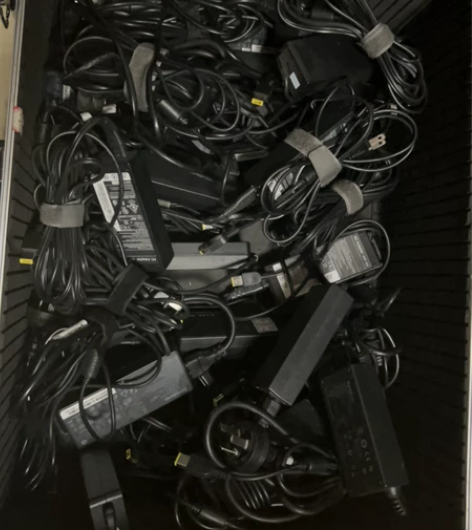 一堆联想电脑扁口电源线 30一个需要的直接...