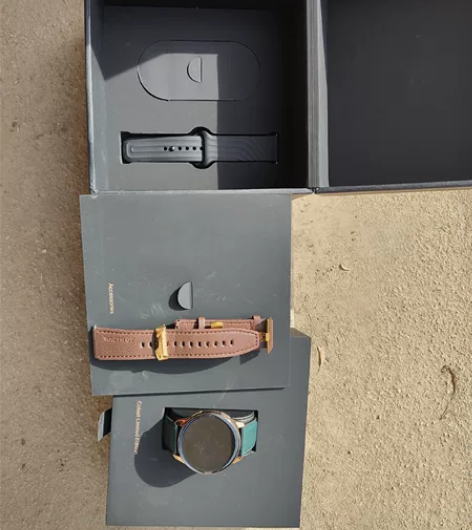 一加钴合金限定款手表 成色如图 就没怎么带...