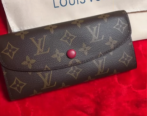 实体店购入 女士长款纯皮钱包全新 感兴趣的...