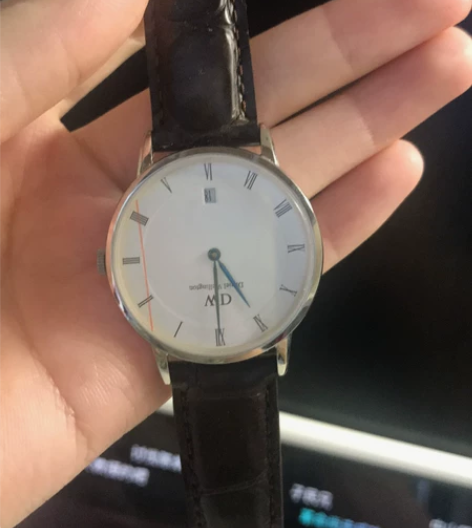 dw手表，买来没带过几次，这个是没有秒针的...