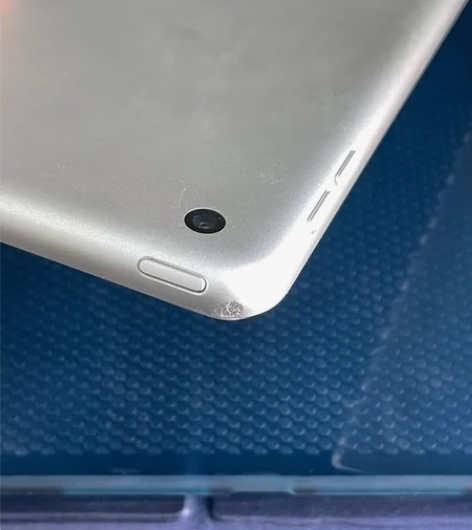 ipad 2021 64g 银色 除了左上...