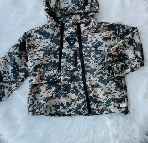 品牌儿童迷彩服外套 120码商场买的，但忘...