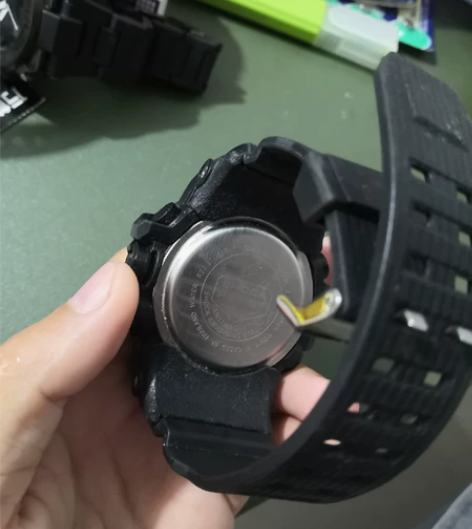 某欧手表，   山的，，有些电池有电、有些...