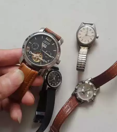出闲置自提手表4个100元 感兴趣的话点“...