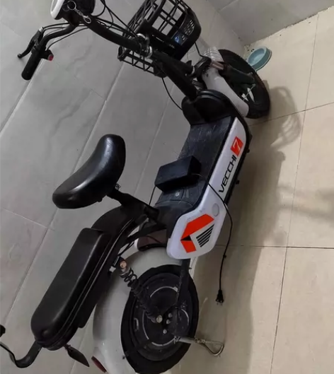 小电动车，骑了三个月，几乎全新，可以跑三十...