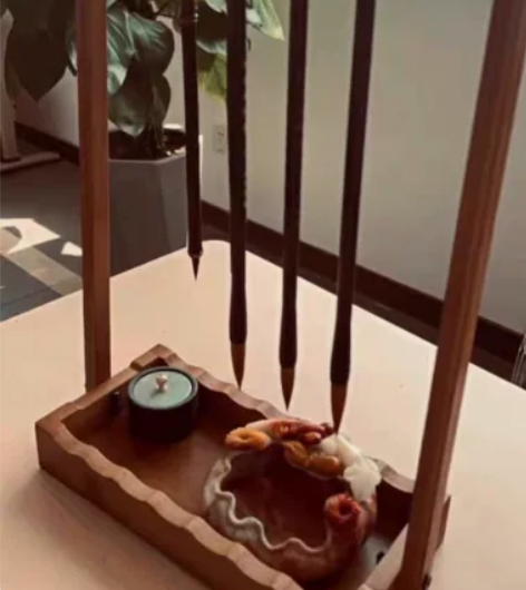 低价捡漏吧 朋友送的全新木楠竹毛笔挂笔架...