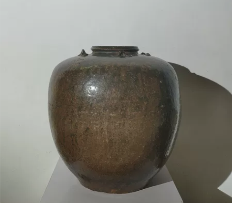 民俗粗陶，直身小罐，断一系，其他几个系有飞...