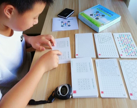 幼儿园小学生注意力专注力训练卡学具舒尔特全...